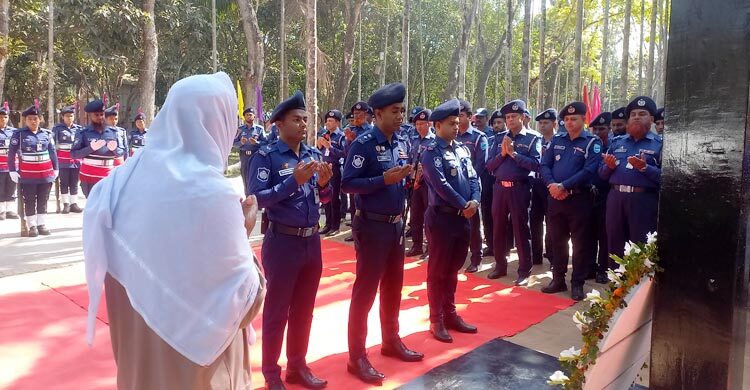 রাজবাড়ীতে নিহত ১৫ পুলিশ সদস্যদের পরিবারকে সম্মাননা