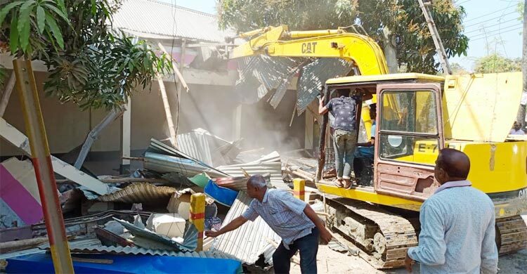 পাংশায় রেলের জায়গায় অবৈধ ৩৫ স্থাপনা উচ্ছেদ