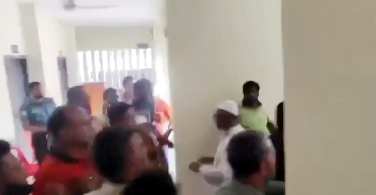 থানার ভেতর বিএনপির দু’পক্ষের হাতাহাতি