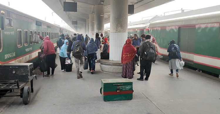 সাড়ে ৩ মিনিটে সেতু পার হলেও ট্রেন পৌঁছালো দেরিতে