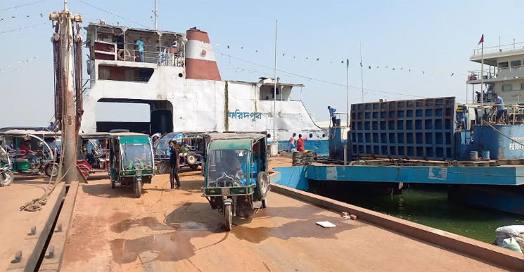 ঈদযাত্রায় মহাসড়কে বেড়েছে মাহেন্দ্রা-অটোরিকশার দৌরাত্ম্য