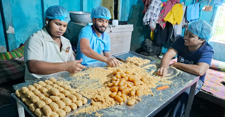 দম ফেলার সময় নেই মিষ্টির কারিগরদের