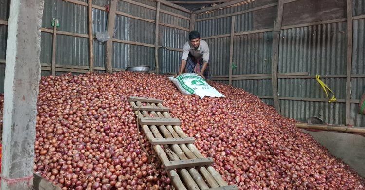 দু’দিনের ব্যবধানে পেঁয়াজের মণপ্রতি দাম বেড়েছে ৫০০ টাকা