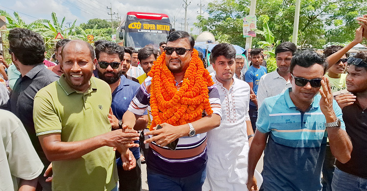 ১৪ বছর পর নিজ জেলায় ফেরা সাবেক যুবদল নেতাকে সংবর্ধনা