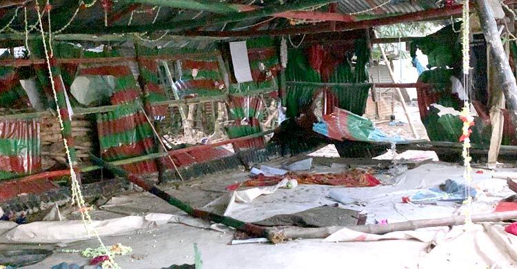 রাজশাহীতে গুঁড়িয়ে দেওয়া হলো মাইজভান্ডারি অনুসারীর খানকা