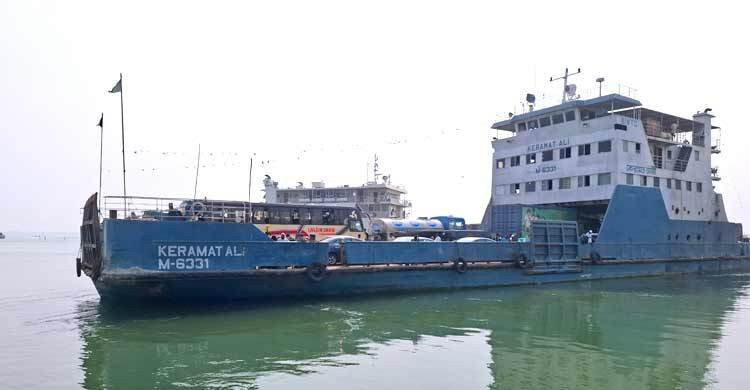 ঘন কুয়াশায় দৌলতদিয়া-পাটুরিয়া নৌরুটে ৪ ঘণ্টা ফেরি চলাচল বন্ধ