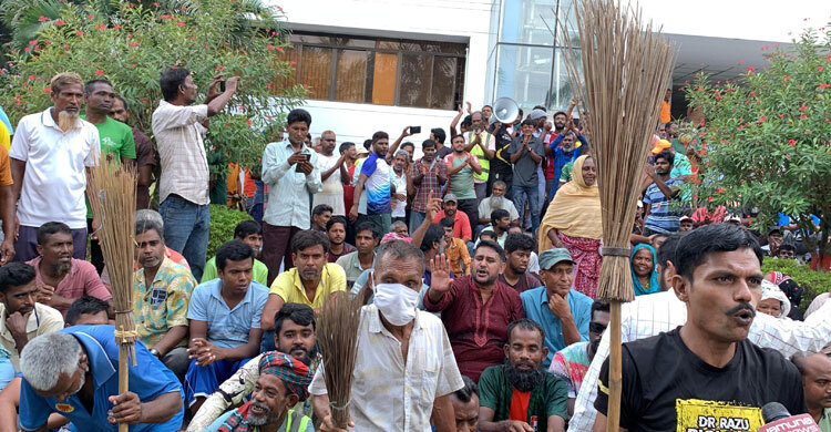বেতন বৃদ্ধির দাবিতে সিটি করপোরেশনে তালা দিয়ে বিক্ষোভ শ্রমিকদের