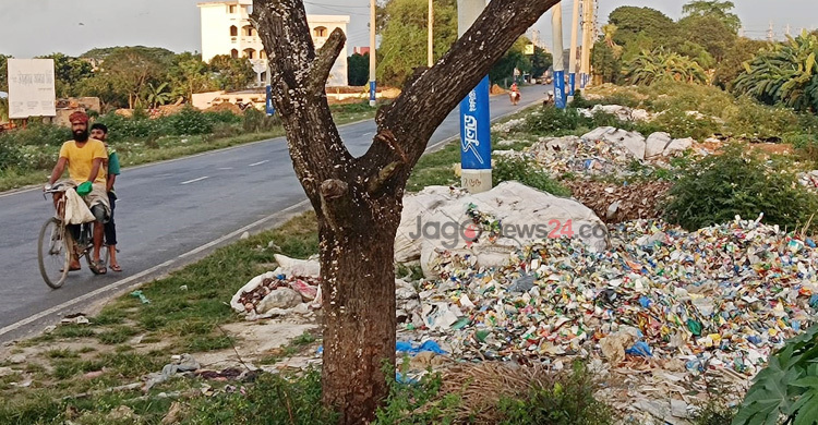 মহাসড়কে বর্জ্য ফেলছে রাসিক, মারা যাচ্ছে গাছপালা