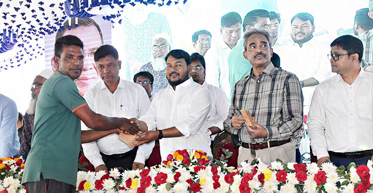 প্রধানমন্ত্রীর ঈদ উপহার পেলেন রাসিকের সহস্রাধিক পরিচ্ছন্নতাকর্মী