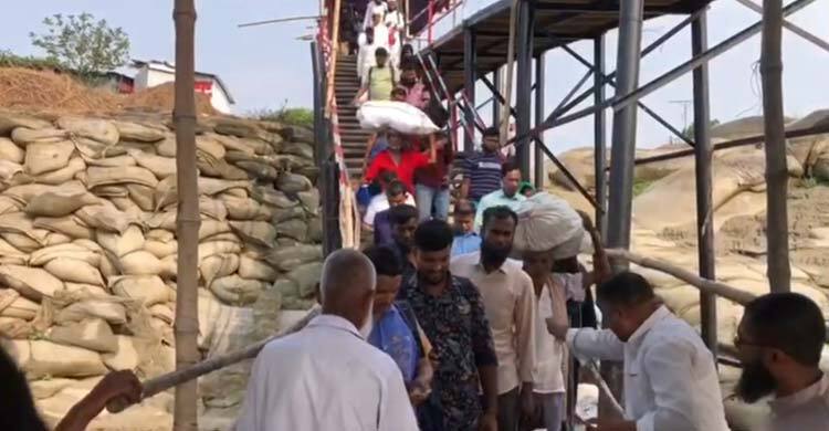 কর্মস্থলগামী মানুষের চাপ বাড়ছে দৌলতদিয়া ঘাটে