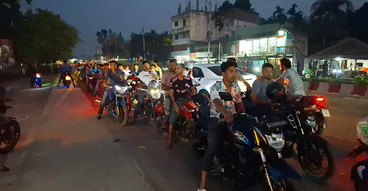 রাজবাড়ীতে জ্বালানি তেলের জন্য রাতেও লম্বা লাইন