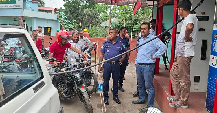 পাম্পে তেল আসার খবরে হুমড়ি খেয়ে পড়েছেন চালকরা
