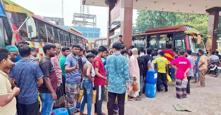 জ্বালানির অভাবে দুর্ভোগ চরমে, পাম্পে দীর্ঘ সারি