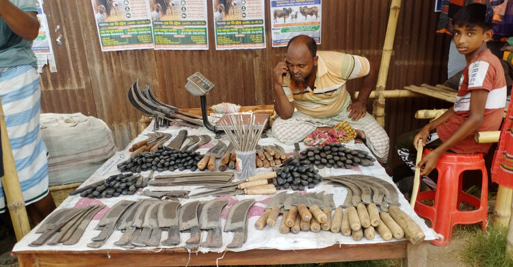 পশুহাটের পাশে জমে উঠেছে ছুরি-চাপাতির বাজার