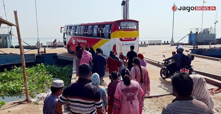 ছুটি শেষে ফিরছে মানুষ, দৌল‌তদিয়া ফে‌রিঘা‌টে যাত্রীদের চাপ