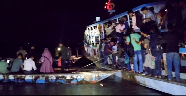 পদ্মার চরে আটকা ৮৫ লঞ্চযাত্রী, ৯৯৯-এ ফোন করে উদ্ধার