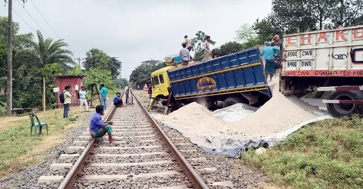 রাজবাড়ীতে সোয়া ৬ ঘণ্টা পর ট্রেন চলাচল স্বাভাবিক