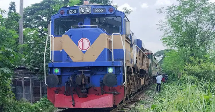 অবরোধে ৭ ঘণ্টা ধরে রাজশাহীতে রেল যোগাযোগ বন্ধ, ভোগান্তিতে যাত্রীরা
