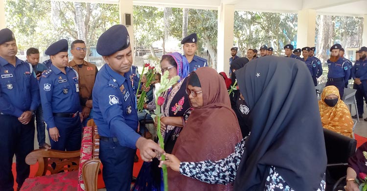 রাজবাড়ীতে নিহত ১৫ পুলিশ সদস্যদের পরিবারকে সম্মাননা