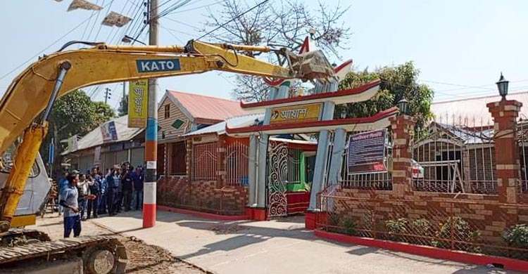 পাংশায় রেলের জায়গায় অবৈধ ৩৫ স্থাপনা উচ্ছেদ