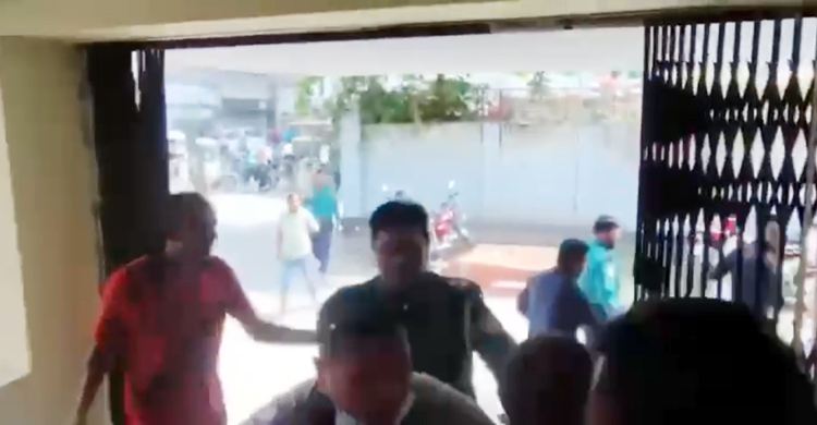 থানার ভেতর বিএনপির দু’পক্ষের হাতাহাতি