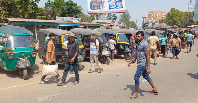 ঈদযাত্রায় দুর্ভোগ বাড়াচ্ছে অটোরিকশা