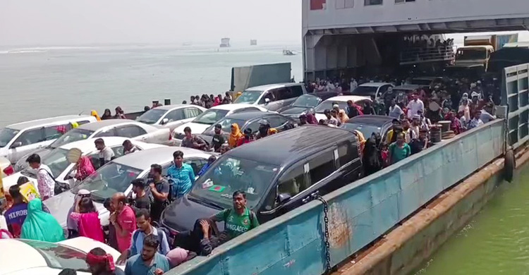 যাত্রী ও যানবাহনের চাপ বেড়েছে দৌলতদিয়া ঘাটে