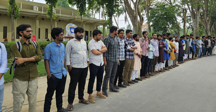 শতভাগ আবাসন ও রাকসুর তফসিল ঘোষণার দাবিতে শিক্ষার্থীদের অবস্থান
