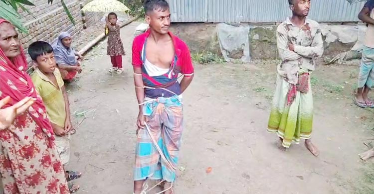 রাজবাড়ীর পাংশায় পাওনা টাকা না পেয়ে শ্বশুরকে গাছের সঙ্গে বেঁধে নির্যাতনের অভিযোগ উঠেছে জামাইয়ের বিরুদ্ধে