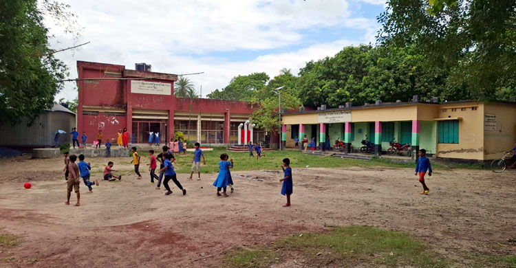 &lsquo;হাছিনা&rsquo; থেকে &lsquo;হাসিনা&rsquo; হওয়ায় বদলে গেলো স্কুলের নাম