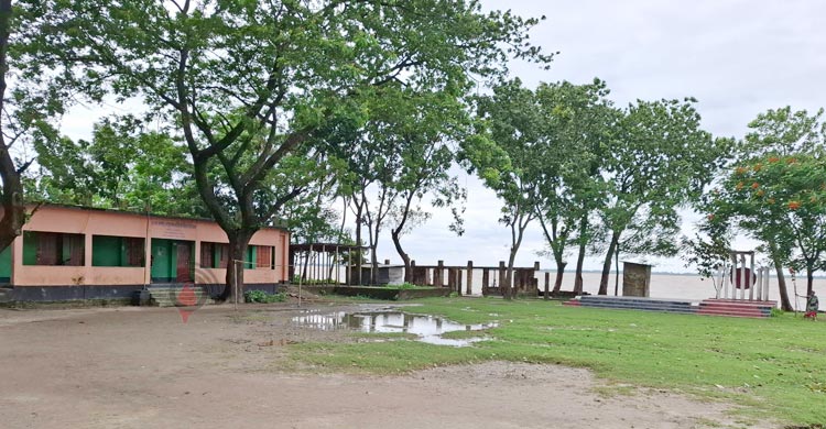 পদ্মার ভাঙনে আতঙ্কে স্থানীয়রা, ভেসে যাচ্ছে জিও ব্যাগও