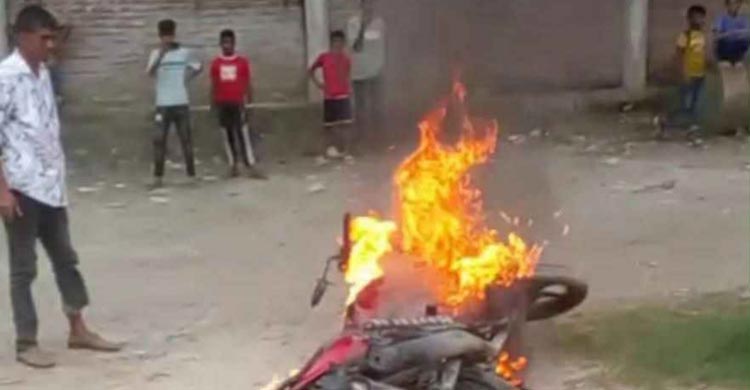 রাজবাড়ীর পাংশায় এক ছাত্রীর সঙ্গে অনৈতিক সম্পর্কের অভিযোগ উঠেছে ফজলু প্রামাণিক (৪৮) নামের এক শিক্ষকের বিরুদ্ধে