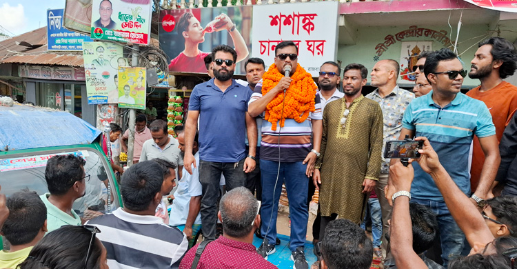 ১৪ বছর পর নিজ জেলায় ফেরা সাবেক যুবদল নেতাকে সংবর্ধনা