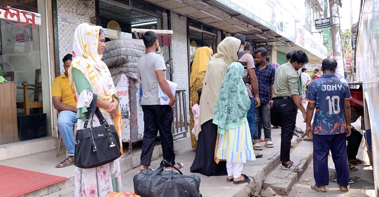 শ্রমিকদের বেতন বৃদ্ধির দাবিতে রাজশাহী থেকে ঢাকাগামী বাস বন্ধ