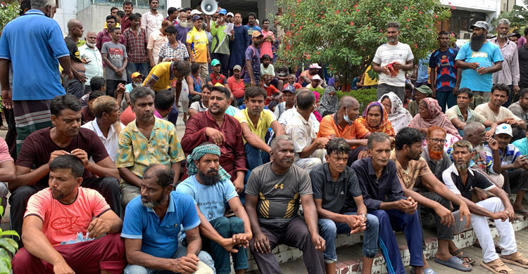 বেতন বৃদ্ধির দাবিতে সিটি করপোরেশনে তালা দিয়ে বিক্ষোভ শ্রমিকদের