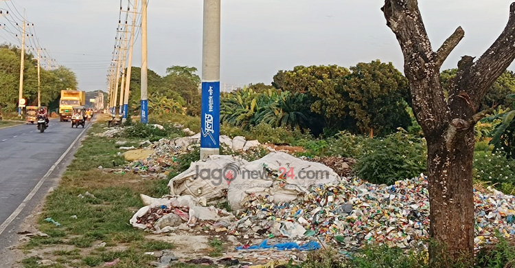 মহাসড়কে বর্জ্য ফেলছে রাসিক, মারা যাচ্ছে গাছপালা