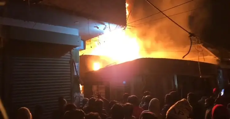 রাজবাড়ীতে বাজারে আগুন, কয়েক কোটি টাকা ক্ষতি দাবি