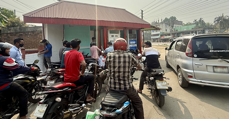 রাজবাড়ীতে ২০০-৫০০ টাকার বেশি জ্বালানি তেল পাচ্ছেন না গ্রাহকরা