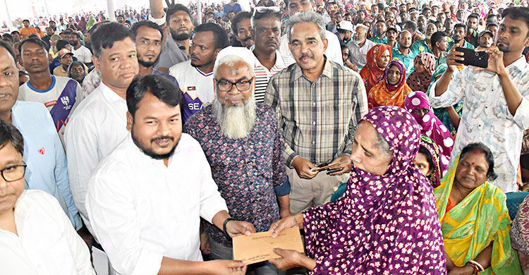 প্রধানমন্ত্রীর ঈদ উপহার পেলেন রাসিকের সহস্রাধিক পরিচ্ছন্নতাকর্মী