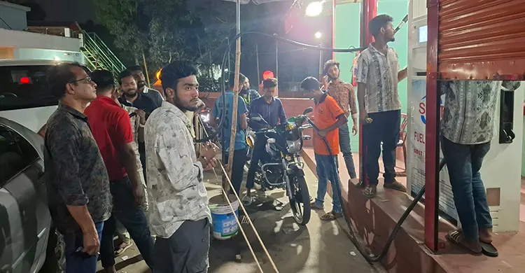 রাজবাড়ীতে জ্বালানি তেলের জন্য রাতেও লম্বা লাইন
