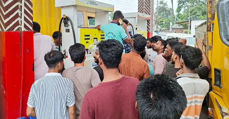 পাম্পে তেল আসার খবরে হুমড়ি খেয়ে পড়েছেন চালকরা