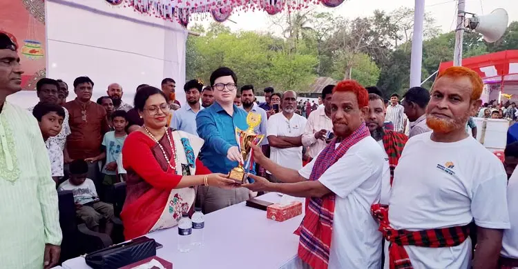 ঐতিহ্য রক্ষায় রাজবাড়ীতে লাঠিখেলা অনুষ্ঠিত