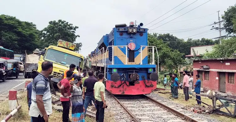 রাজবাড়ীতে সোয়া ৬ ঘণ্টা পর ট্রেন চলাচল স্বাভাবিক