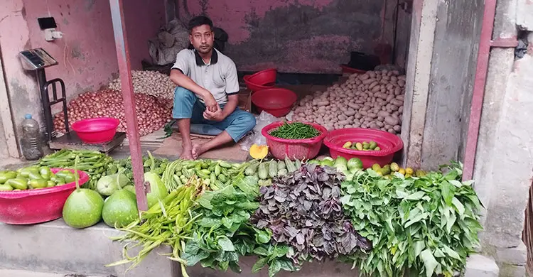 রাজশাহীর বাজারে সবজিতে অস্বস্তি, স্থিতিশীল মাছ-মাংস