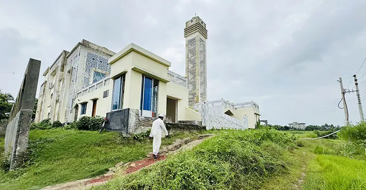 ৩ বছরেও সংযোগ সড়ক পায়নি ১৫ কোটি টাকার মডেল মসজিদ