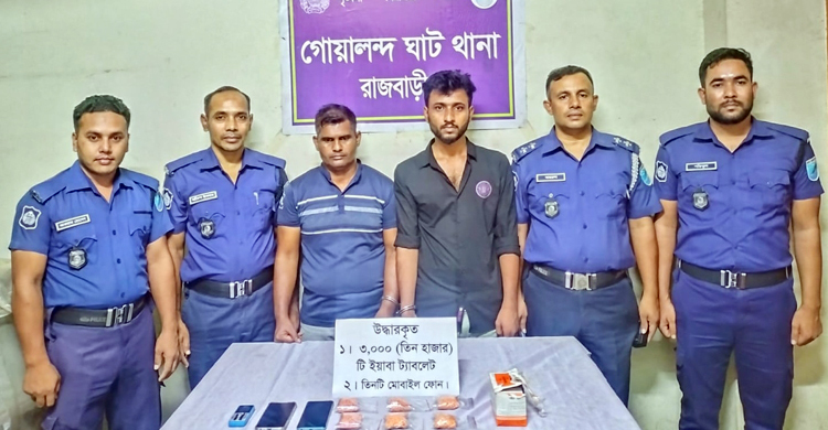 বাসে তল্লাশি চালিয়ে তিন হাজার ইয়াবাসহ গ্রেফতার ২
