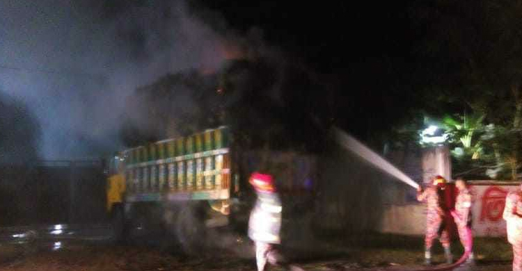 রাজশাহীতে পাটভর্তি ট্রাকে আগুন