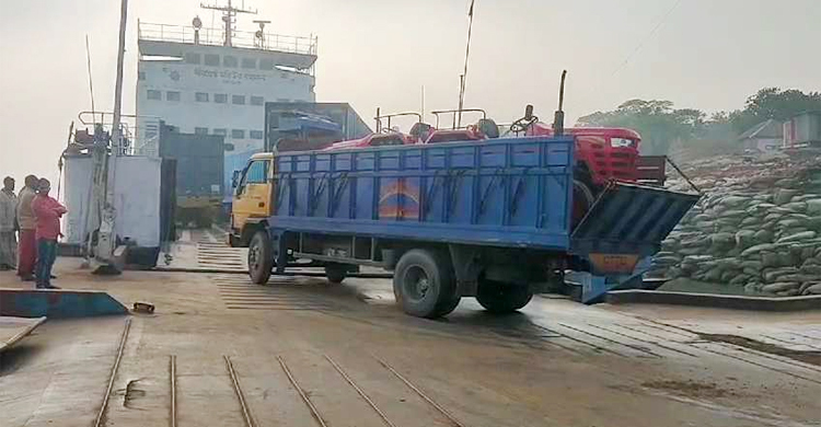 সাড়ে ৮ ঘণ্টা পর দৌলতদিয়া-পাটুরিয়ায় ফেরি চলাচল শুরু