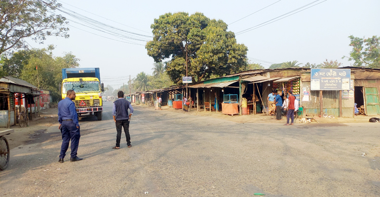 চাপ নেই দৌলতদিয়ায়, গাড়ির অপেক্ষায় ফেরি