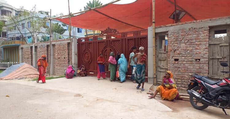 জাকাতের শাড়ি নিতে এসে পদদলিত হয়ে বৃদ্ধার মৃত্যু